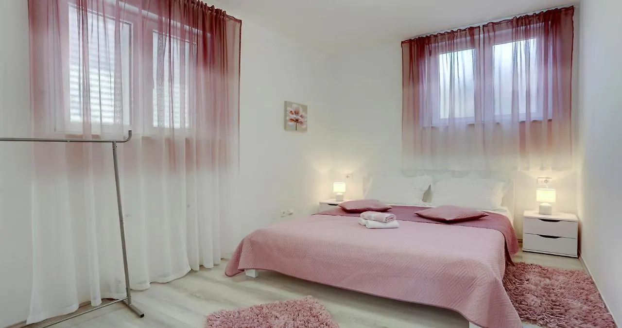 Adorable Apartment Ena Kastela Croatia